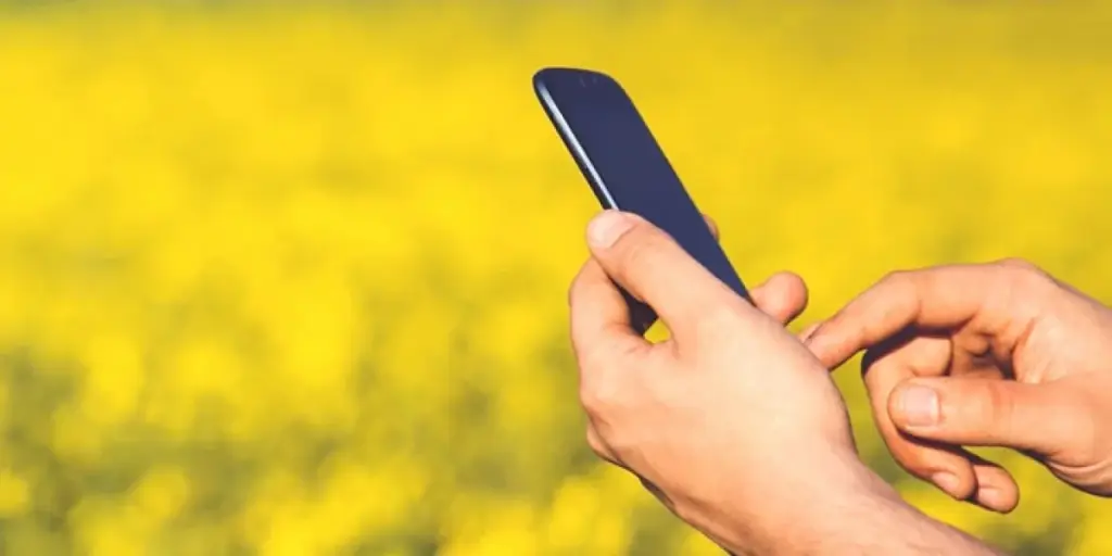 O Campo Digitalizou: 96% dos Produtores Rurais Usam WhatsApp para Fechar Negócios. Sua Empresa Está Nessa Conversa? Esqueça o aperto de mão na porteira da fazenda. O aperto de mão mais importante do agronegócio moderno acontece com um toque na tela de um smartphone. O "negócio fechado" de hoje não é selado com um fio de bigode, mas com um "joinha" verde no WhatsApp.