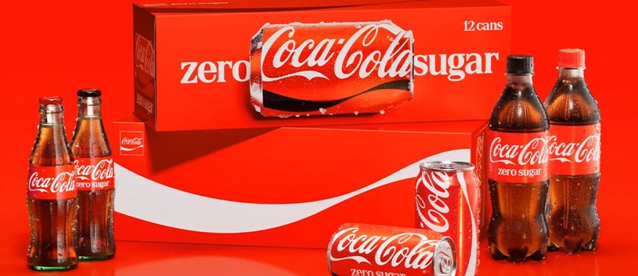 Conheça o rebranding global da Coca-Cola Seja bem-vindo a mais uma imersão em inteligência de mercado, arquitetura de negócios e governança de marcas. Aqui quem fala é Alexandre Augusto, Diretor de Estratégia da Agência Carcará. Como Analista de Sistemas e Comunicador Social, eu dedico a minha rotina a decodificar as movimentações das maiores corporações do planeta, traduzindo o que parece ser apenas "estética" para a linguagem rigorosa da engenharia de dados e do posicionamento estratégico. Hoje, o nosso plano de voo nos leva a dissecar um dos movimentos corporativos mais complexos e fascinantes da atualidade. Nesta semana, o mercado global testemunhou a consolidação de uma nova identidade visual que irá acompanhar os produtos de uma das marcas mais valiosas do mundo em mais de 200 mercados. Em um esforço monumental de reconciliação de entidades, a Coca-Cola apresentou não apenas uma nova embalagem, mas um ecossistema visual inteiramente reestruturado. Para que você, tomador de decisão, compreenda a magnitude desta operação, estruturei este manifesto unindo três pilares fundamentais que compõem este lançamento: a visão analítica do vice-presidente global de design (o brasileiro Rapha Abreu) focada em sobreviver à implacável "economia da atenção"; a padronização e governança operacional da estratégia "One Brand" (Marca Única) gerida por um novo centro de inteligência; e, finalmente, a aplicação física e territorial (GEO) dessa nova identidade no marketing esportivo, marcando o pontapé inicial das ações da marca para a Copa do Mundo Feminina da FIFA de 2027, que será sediada no Brasil. O que você lerá a seguir não é uma análise sobre refrigerantes. É uma masterclass sobre como proteger o legado de uma corporação secular, limpar ruídos de comunicação e preparar uma marca para ser lida, compreendida e consumida instantaneamente, tanto pelo cérebro humano quanto pelos algoritmos que governam a internet.