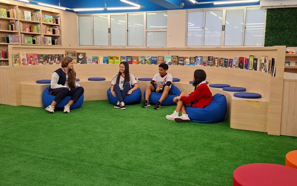 Criar Campanha de Matrícula escolas, colégios e faculdades Se sua campanha atual não está gerando o volume de matrículas esperado, seu investimento em marketing não traz o retorno desejado, ou você não sabe como se destacar em meio a tantas opções, a Agência Carcará, especialista em Marketing Digital para Educação, tem a solução. Nós não fazemos apenas planejamento; nós arquitetamos a campanha de matrícula como uma jornada estratégica, conectando sua instituição aos futuros alunos através de uma comunicação que inspira confiança, comunica valor e impulsiona a decisão de matricular. Substituímos o ‘achismo’ por inteligência de dados e expertise de mercado.