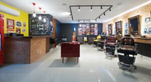 O casal Julia Roseo e Tiago Favilla inaugurou, na Asa Norte, a barbearia Fio Maravilha. Com um conceito retrô e diferente, o espaço traz a cultura dos antigos barber shops, apostando numa decoração clássica regada a jazz na vitrola e cervejas especiais.
