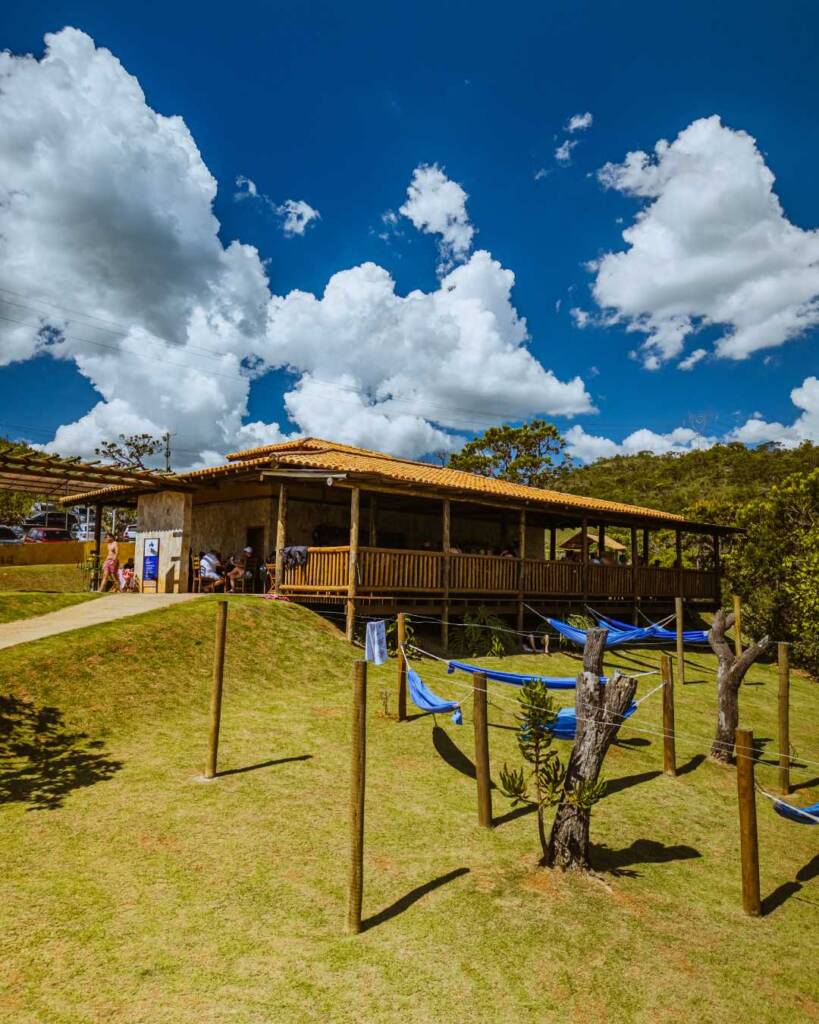 Agromarketing em Minas Gerais: Do campo à tela, como construir marcas de valor global e dominar a venda direta. Minas Gerais é o celeiro de talentos e produtividade que alimenta não apenas o Brasil, mas o mundo. Do café do Sul de Minas aos grãos do Triângulo Mineiro, nossa terra é sinônimo de excelência. No entanto, no agronegócio moderno, produzir bem é apenas metade da batalha. A outra metade é comunicada. Em um cenário onde a rastreabilidade, a sustentabilidade e a conexão direta com o comprador final (seja ele uma trading ou o consumidor na cidade) definem as margens de lucro, o Agromarketing em Minas Gerais deixou de ser um "luxo" para se tornar uma questão de sobrevivência e soberania.

Muitos produtores e cooperativas mineiras ainda estão presos ao modelo antigo: dependência total de atravessadores, marcas invisíveis e uma comunicação que não reflete a tecnologia de ponta usada dentro da fazenda. Na Agência Carcará, com mais de uma década de experiência, sabemos que a transformação do agro mineiro passa por tirar a marca da sombra e colocá-la sob o holofote da autoridade digital.