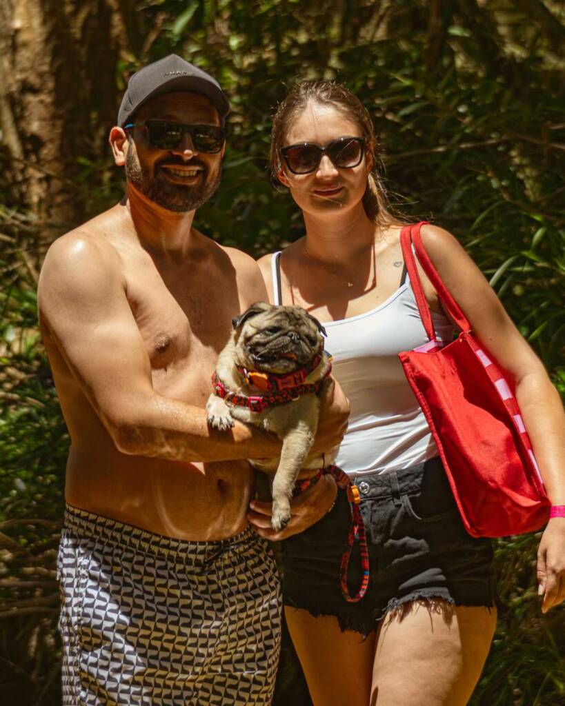 Agromarketing em Minas Gerais: Do campo à tela, como construir marcas de valor global e dominar a venda direta. Minas Gerais é o celeiro de talentos e produtividade que alimenta não apenas o Brasil, mas o mundo. Do café do Sul de Minas aos grãos do Triângulo Mineiro, nossa terra é sinônimo de excelência. No entanto, no agronegócio moderno, produzir bem é apenas metade da batalha. A outra metade é comunicada. Em um cenário onde a rastreabilidade, a sustentabilidade e a conexão direta com o comprador final (seja ele uma trading ou o consumidor na cidade) definem as margens de lucro, o Agromarketing em Minas Gerais deixou de ser um "luxo" para se tornar uma questão de sobrevivência e soberania. Muitos produtores e cooperativas mineiras ainda estão presos ao modelo antigo: dependência total de atravessadores, marcas invisíveis e uma comunicação que não reflete a tecnologia de ponta usada dentro da fazenda. Na Agência Carcará, com mais de uma década de experiência, sabemos que a transformação do agro mineiro passa por tirar a marca da sombra e colocá-la sob o holofote da autoridade digital.