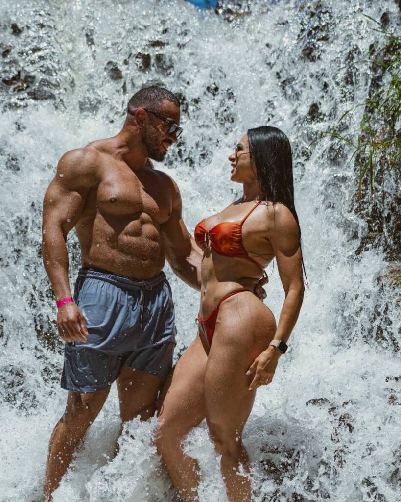 Agromarketing em Minas Gerais: Do campo à tela, como construir marcas de valor global e dominar a venda direta. Minas Gerais é o celeiro de talentos e produtividade que alimenta não apenas o Brasil, mas o mundo. Do café do Sul de Minas aos grãos do Triângulo Mineiro, nossa terra é sinônimo de excelência. No entanto, no agronegócio moderno, produzir bem é apenas metade da batalha. A outra metade é comunicada. Em um cenário onde a rastreabilidade, a sustentabilidade e a conexão direta com o comprador final (seja ele uma trading ou o consumidor na cidade) definem as margens de lucro, o Agromarketing em Minas Gerais deixou de ser um "luxo" para se tornar uma questão de sobrevivência e soberania.

Muitos produtores e cooperativas mineiras ainda estão presos ao modelo antigo: dependência total de atravessadores, marcas invisíveis e uma comunicação que não reflete a tecnologia de ponta usada dentro da fazenda. Na Agência Carcará, com mais de uma década de experiência, sabemos que a transformação do agro mineiro passa por tirar a marca da sombra e colocá-la sob o holofote da autoridade digital.