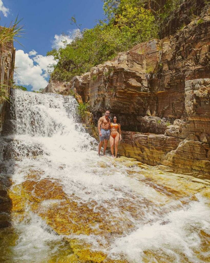 Agromarketing em Minas Gerais: Do campo à tela, como construir marcas de valor global e dominar a venda direta. Minas Gerais é o celeiro de talentos e produtividade que alimenta não apenas o Brasil, mas o mundo. Do café do Sul de Minas aos grãos do Triângulo Mineiro, nossa terra é sinônimo de excelência. No entanto, no agronegócio moderno, produzir bem é apenas metade da batalha. A outra metade é comunicada. Em um cenário onde a rastreabilidade, a sustentabilidade e a conexão direta com o comprador final (seja ele uma trading ou o consumidor na cidade) definem as margens de lucro, o Agromarketing em Minas Gerais deixou de ser um "luxo" para se tornar uma questão de sobrevivência e soberania.

Muitos produtores e cooperativas mineiras ainda estão presos ao modelo antigo: dependência total de atravessadores, marcas invisíveis e uma comunicação que não reflete a tecnologia de ponta usada dentro da fazenda. Na Agência Carcará, com mais de uma década de experiência, sabemos que a transformação do agro mineiro passa por tirar a marca da sombra e colocá-la sob o holofote da autoridade digital.