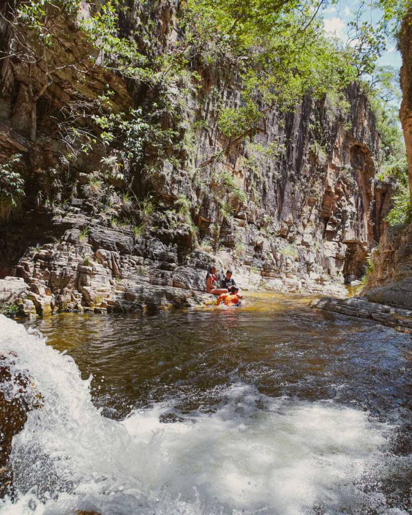 Agromarketing em Minas Gerais: Do campo à tela, como construir marcas de valor global e dominar a venda direta. Minas Gerais é o celeiro de talentos e produtividade que alimenta não apenas o Brasil, mas o mundo. Do café do Sul de Minas aos grãos do Triângulo Mineiro, nossa terra é sinônimo de excelência. No entanto, no agronegócio moderno, produzir bem é apenas metade da batalha. A outra metade é comunicada. Em um cenário onde a rastreabilidade, a sustentabilidade e a conexão direta com o comprador final (seja ele uma trading ou o consumidor na cidade) definem as margens de lucro, o Agromarketing em Minas Gerais deixou de ser um "luxo" para se tornar uma questão de sobrevivência e soberania.

Muitos produtores e cooperativas mineiras ainda estão presos ao modelo antigo: dependência total de atravessadores, marcas invisíveis e uma comunicação que não reflete a tecnologia de ponta usada dentro da fazenda. Na Agência Carcará, com mais de uma década de experiência, sabemos que a transformação do agro mineiro passa por tirar a marca da sombra e colocá-la sob o holofote da autoridade digital.