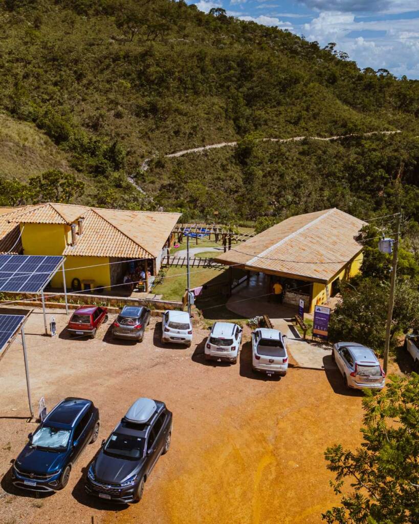 Agromarketing em Minas Gerais: Do campo à tela, como construir marcas de valor global e dominar a venda direta. Minas Gerais é o celeiro de talentos e produtividade que alimenta não apenas o Brasil, mas o mundo. Do café do Sul de Minas aos grãos do Triângulo Mineiro, nossa terra é sinônimo de excelência. No entanto, no agronegócio moderno, produzir bem é apenas metade da batalha. A outra metade é comunicada. Em um cenário onde a rastreabilidade, a sustentabilidade e a conexão direta com o comprador final (seja ele uma trading ou o consumidor na cidade) definem as margens de lucro, o Agromarketing em Minas Gerais deixou de ser um "luxo" para se tornar uma questão de sobrevivência e soberania.

Muitos produtores e cooperativas mineiras ainda estão presos ao modelo antigo: dependência total de atravessadores, marcas invisíveis e uma comunicação que não reflete a tecnologia de ponta usada dentro da fazenda. Na Agência Carcará, com mais de uma década de experiência, sabemos que a transformação do agro mineiro passa por tirar a marca da sombra e colocá-la sob o holofote da autoridade digital.