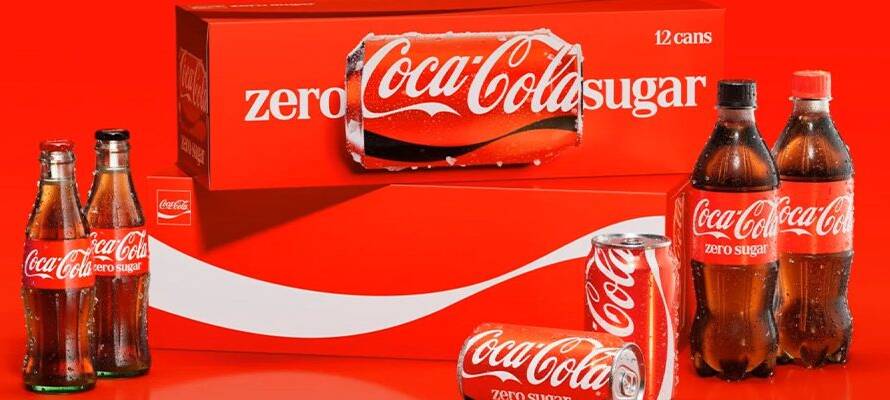 Conheça o rebranding global da Coca-Cola Seja bem-vindo a mais uma imersão em inteligência de mercado, arquitetura de negócios e governança de marcas. Aqui quem fala é Alexandre Augusto, Diretor de Estratégia da Agência Carcará. Como Analista de Sistemas e Comunicador Social, eu dedico a minha rotina a decodificar as movimentações das maiores corporações do planeta, traduzindo o que parece ser apenas "estética" para a linguagem rigorosa da engenharia de dados e do posicionamento estratégico. Hoje, o nosso plano de voo nos leva a dissecar um dos movimentos corporativos mais complexos e fascinantes da atualidade. Nesta semana, o mercado global testemunhou a consolidação de uma nova identidade visual que irá acompanhar os produtos de uma das marcas mais valiosas do mundo em mais de 200 mercados. Em um esforço monumental de reconciliação de entidades, a Coca-Cola apresentou não apenas uma nova embalagem, mas um ecossistema visual inteiramente reestruturado. Para que você, tomador de decisão, compreenda a magnitude desta operação, estruturei este manifesto unindo três pilares fundamentais que compõem este lançamento: a visão analítica do vice-presidente global de design (o brasileiro Rapha Abreu) focada em sobreviver à implacável "economia da atenção"; a padronização e governança operacional da estratégia "One Brand" (Marca Única) gerida por um novo centro de inteligência; e, finalmente, a aplicação física e territorial (GEO) dessa nova identidade no marketing esportivo, marcando o pontapé inicial das ações da marca para a Copa do Mundo Feminina da FIFA de 2027, que será sediada no Brasil. O que você lerá a seguir não é uma análise sobre refrigerantes. É uma masterclass sobre como proteger o legado de uma corporação secular, limpar ruídos de comunicação e preparar uma marca para ser lida, compreendida e consumida instantaneamente, tanto pelo cérebro humano quanto pelos algoritmos que governam a internet.