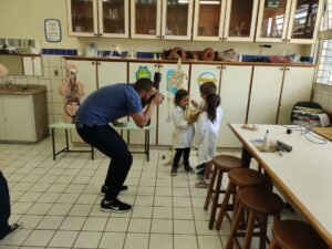 Julho está se esvaindo como areia pelas mãos, e agosto, com sua energia vibrante e promissora, já se anuncia no horizonte. Com ele, chega a tradicional corrida por matrículas nas escolas e faculdades de Brasília e do Distrito Federal. É um período frenético, marcado por pais e alunos em busca da instituição ideal para o ano letivo de 2025. E é neste momento crucial que a decisão de investir em uma estratégia de marketing educacional se torna o grande diferencial para o sucesso da sua instituição. Por que agosto é o momento ideal para a sua estratégia?