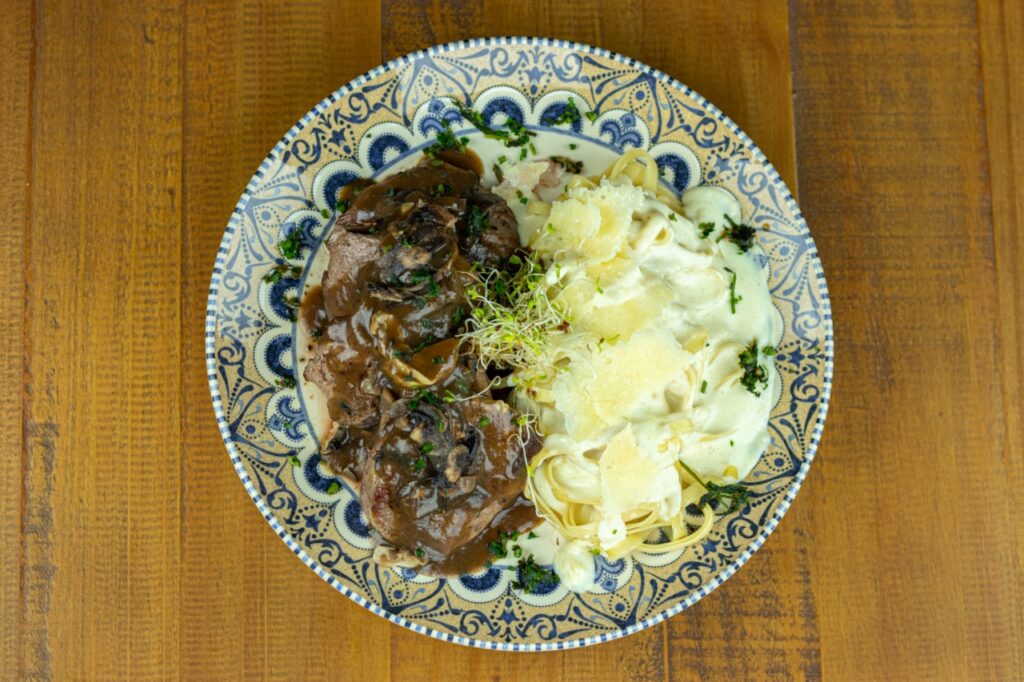 Food Porn é um termo novo para fotografar comida ou fotografia de alimentos. Se traduzirmos o termo ao pé da letra, fica algo como Pornô de Comida. Mas calma, não têm absolutamente nada a ver com vegetais se reproduzindo, e sim com uma forma diferenciada de apresentar pratos.