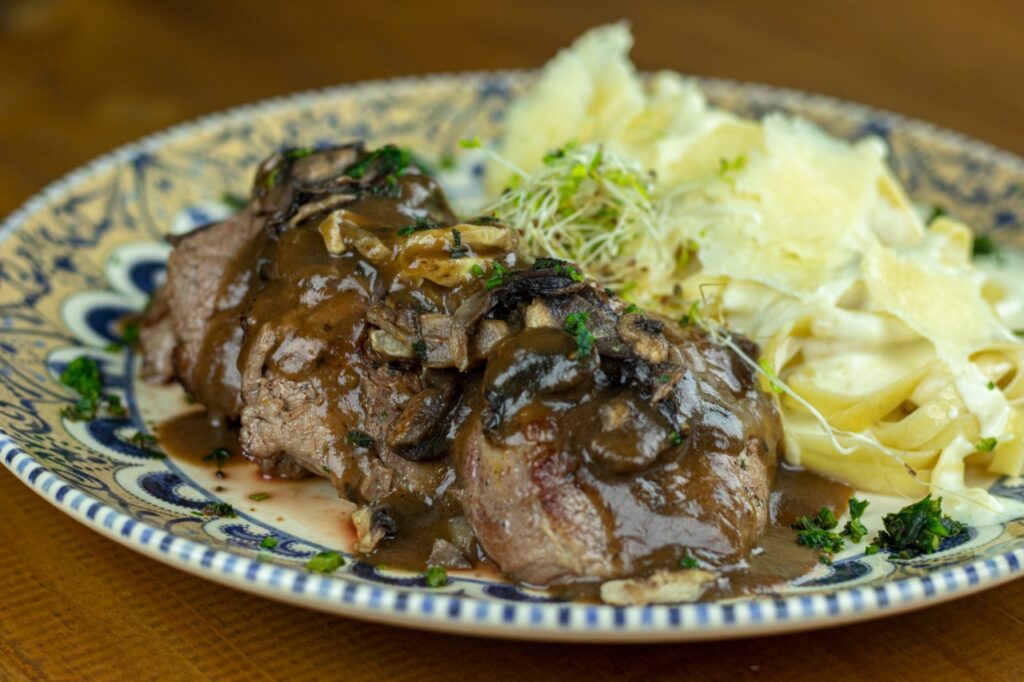 Food Porn é um termo novo para fotografar comida ou fotografia de alimentos. Se traduzirmos o termo ao pé da letra, fica algo como Pornô de Comida. Mas calma, não têm absolutamente nada a ver com vegetais se reproduzindo, e sim com uma forma diferenciada de apresentar pratos.