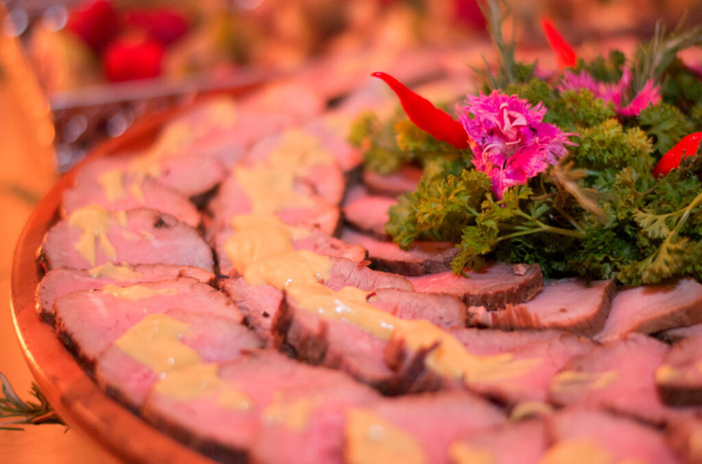 Food Porn é um termo novo para fotografar comida ou fotografia de alimentos. Se traduzirmos o termo ao pé da letra, fica algo como Pornô de Comida. Mas calma, não têm absolutamente nada a ver com vegetais se reproduzindo, e sim com uma forma diferenciada de apresentar pratos.
