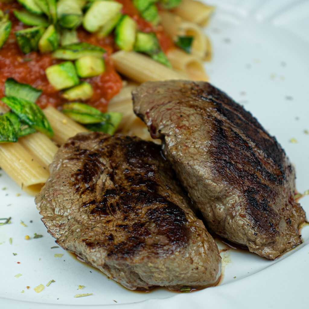 Food Porn é um termo novo para fotografar comida ou fotografia de alimentos. Se traduzirmos o termo ao pé da letra, fica algo como Pornô de Comida. Mas calma, não têm absolutamente nada a ver com vegetais se reproduzindo, e sim com uma forma diferenciada de apresentar pratos.