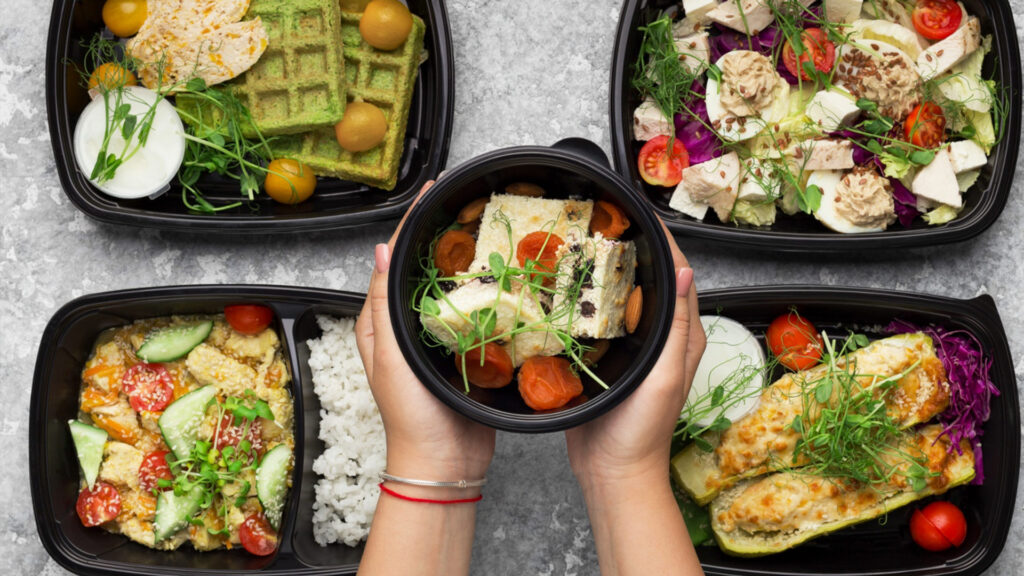 Após o Governo do Distrito Federal (GDF) ordenar medidas mais restritivas contra a covid-19 devido à alta ocupação de leitos e aos números de casos e mortes, donos de restaurantes, bares e lojas de shopping mudam a forma de atendimento para atrair a clientela