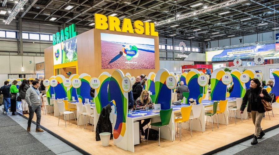 Sua marca no turismo já alcança resultados expressivos no Brasil, mas como dar o próximo grande passo e conquistar o mercado internacional? A participação em feiras estratégicas, como as apoiadas pela Embratur, é uma oportunidade de ouro, mas o processo de habilitação, classificação e a própria promoção no estande exigem uma comunicação e um marketing digital de alta precisão e alinhamento com os requisitos do edital. Como navegar nessa complexidade e garantir que seu potencial de negócio se traduza em visibilidade e parcerias globais?