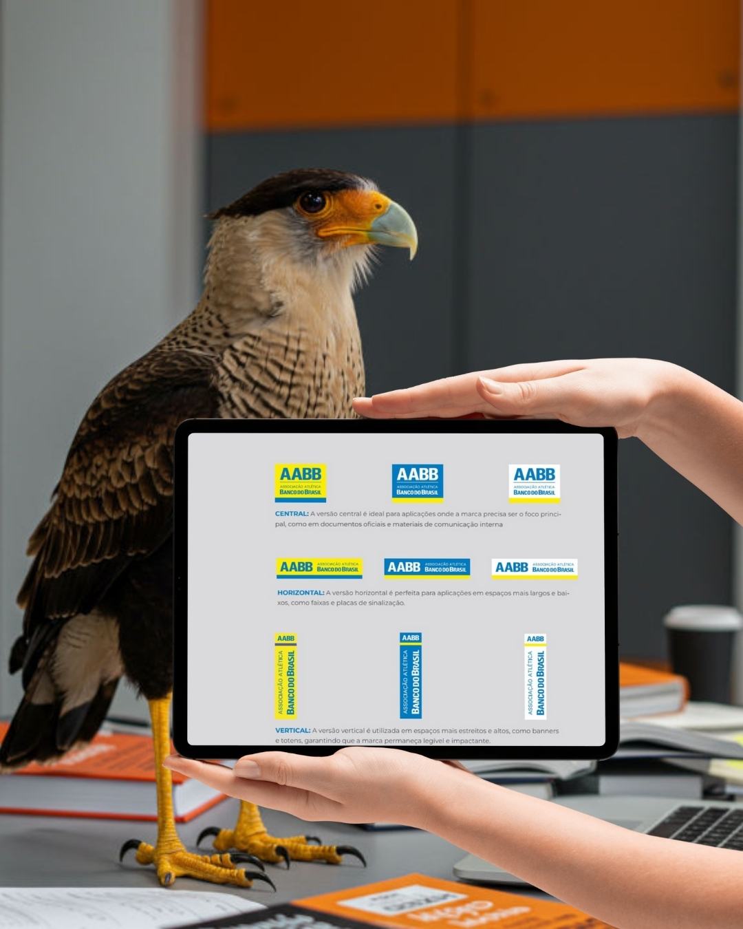 Criação Manual de Sinalização para as AABBs FENABB. O mundo é um oceano de estímulos sensoriais e visuais, e a comunicação é a bússola que nos guia nesse mar de informações. 🧭 Símbolos, cores, formas... tudo ao nosso redor tem um significado, um propósito. E quando essa linguagem é utilizada de forma estratégica, o impacto é INCRÍVEL! 🤯
