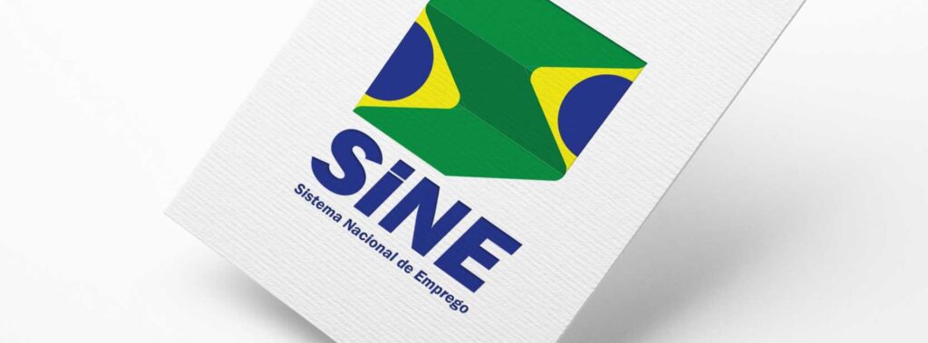 Esse era o desafio monumental para o SINE. E na Agência Carcará, entendemos que a resposta não estava em uma simples atualização estética, mas em uma arquitetura de marca que traduzisse a grandiosidade do programa e a esperança de um futuro melhor em um símbolo de confiança, dinamismo e novas oportunidades! Mergulhamos na essência do SINE, seu propósito de conectar o cidadão ao mercado de trabalho, e transformamos essa missão em uma logomarca e uma identidade visual que fossem mais do que um ícone governamental: um convite visual para a transformação, comunicando que o SINE evoluiu para continuar sendo o grande facilitador do acesso ao emprego no Brasil.