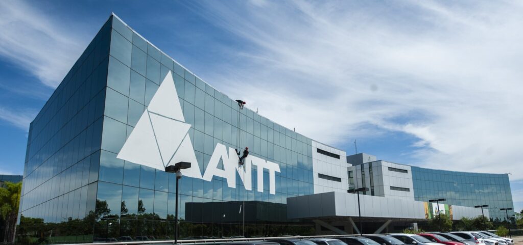 A nova marca da ANTT, arquitetada pela Agência Carcará, é mais do que um redesenho; é um símbolo do compromisso da Agência com a modernidade, a segurança e a eficiência no transporte terrestre que move o Brasil. É a certeza de que, sob essa nova identidade, a ANTT está pronta para os desafios do futuro – com uma marca que conta essa história de força e transformação.