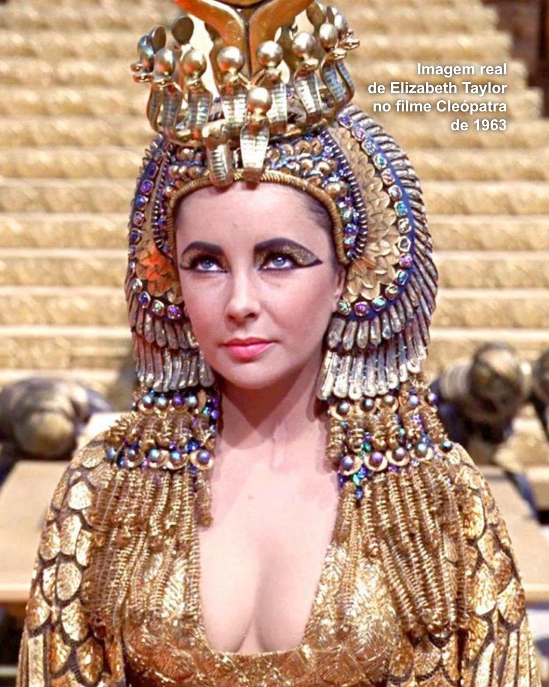 Como provar essa habilidade? Fomos buscar um ícone: Elizabeth Taylor como Cleópatra. Uma figura cuja imagem é sinônimo de opulência, detalhe e uma presença visual inconfundível, eternizada por uma produção cinematográfica de tirar o fôlego. Recriar essa imagem com precisão usando IA é um teste rigoroso de Engenharia de Prompt. Olhe para as imagens originais. Veja a riqueza dos detalhes: a feição única de Liz Taylor, a maquiagem egípcia icônica e complexa, a textura do delineador, o brilho da sombra azul, a perfeição das sobrancelhas, a forma dos lábios. Observe as roupas e adornos: a complexidade do headdress dourado com suas serpentes, miçangas e pedrarias coloridas, a textura das "escamas" douradas do manto, o caimento elegante do vestido plissado, o brilho das múltiplas joias nos braços e pescoço. Atente para o ambiente e a ambientação: a grandiosidade da arquitetura egípcia, a textura da pedra, as escadarias monumentais, o trono imponente. Perceba os elementos visuais como perspectiva, o enquadramento que realça a figura. E, crucialmente, a iluminação especial: aquela luz dramática e cinematográfica que não existia no Egito antigo, mas foi criada por Hollywood para dar magia e profundidade à cena.