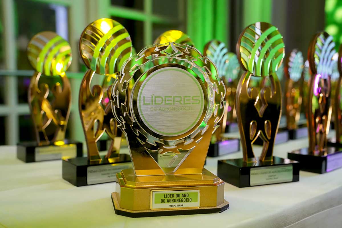 A Agência Carcará tem a imensa satisfação de anunciar que foi laureada com o prestigioso Prêmio Líderes do Agronegócio 2025, na categoria Comunicação e Marketing. Este reconhecimento, promovido pelo Grupo Mídia através do ecossistema Agro World, destaca as 60 organizações que mais impulsionaram o setor nos últimos 12 meses, e a Carcará tem a honra de figurar entre elas.