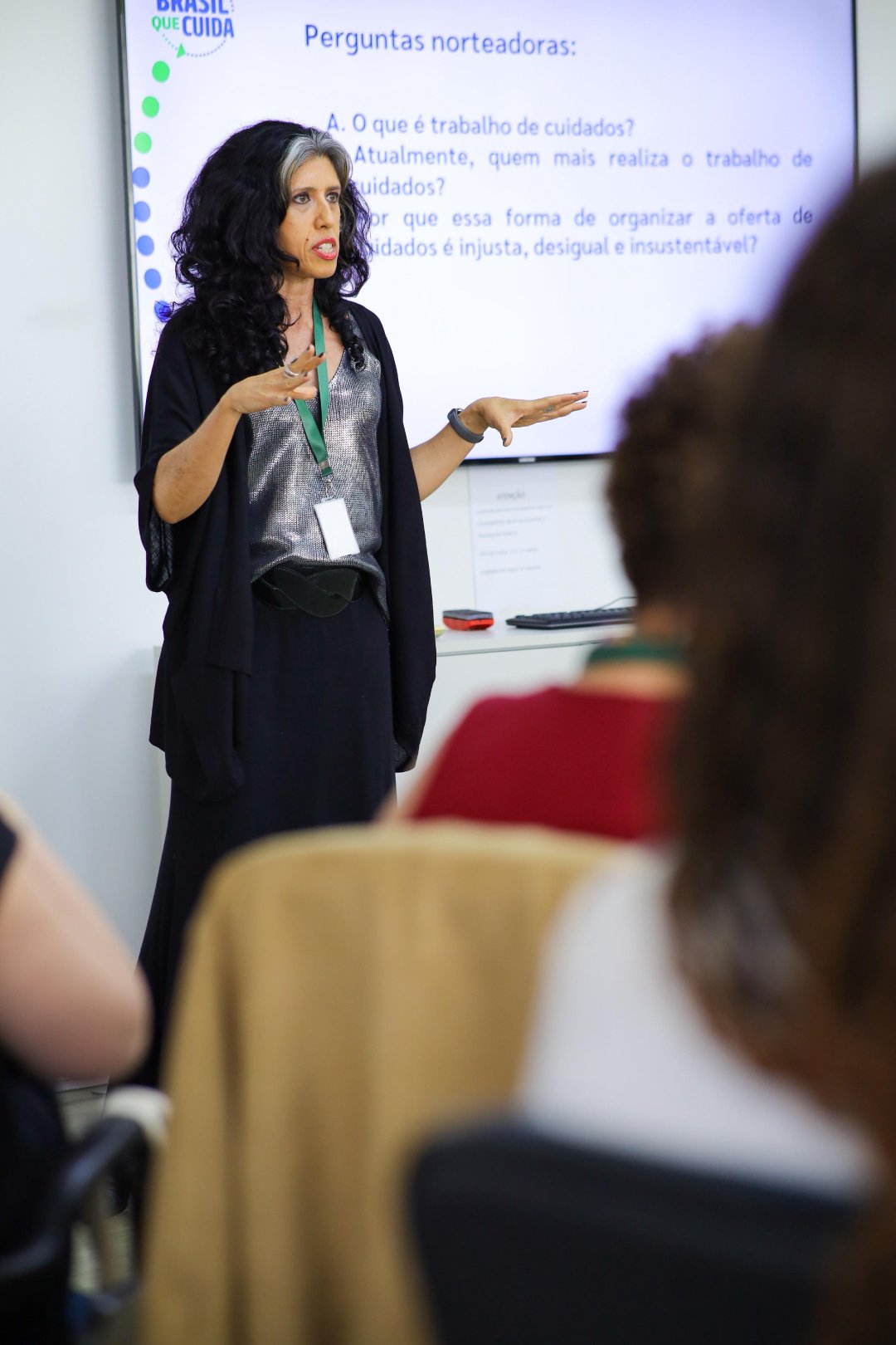 Nasceu em Brasília a Academia de Cuidados que capacitou a primeira turma de gestores, uma iniciativa do MDS, OIT e ENAP Entre os dias 11 e 13 de novembro, nasceu em Brasília (DF) a Academia de Cuidados, uma iniciativa inédita do Ministério do Desenvolvimento e Assistência Social, Família e Combate à Fome (MDS), em parceria com a Organização Internacional do Trabalho (OIT) e a Escola Nacional de Administração Pública (Enap). Mais do que um evento, a Academia simboliza o início de uma nova era para a Política Nacional de Cuidados no Brasil — uma política que reconhece o cuidado como parte essencial do desenvolvimento sustentável, da igualdade de gênero e da justiça social. E para eternizar cada momento dessa transformação, a Agência Carcará foi escolhida para registrar, por meio da fotografia publicitária, as emoções, expressões e histórias da primeira turma de gestores da Academia de Cuidados.