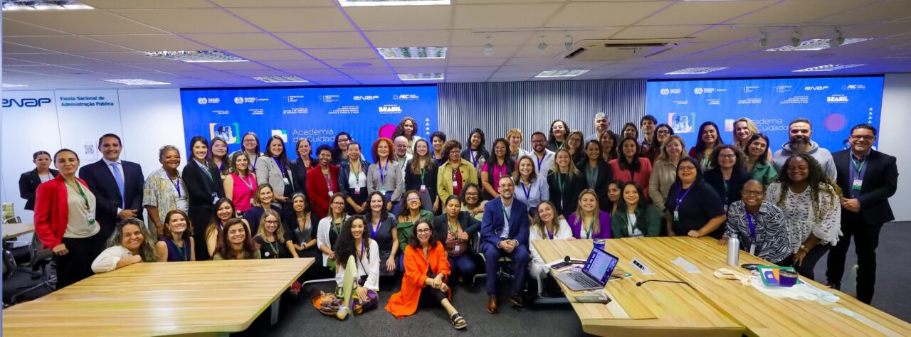 Nasceu em Brasília a Academia de Cuidados que capacitou a primeira turma de gestores, uma iniciativa do MDS, OIT e ENAP Entre os dias 11 e 13 de novembro, nasceu em Brasília (DF) a Academia de Cuidados, uma iniciativa inédita do Ministério do Desenvolvimento e Assistência Social, Família e Combate à Fome (MDS), em parceria com a Organização Internacional do Trabalho (OIT) e a Escola Nacional de Administração Pública (Enap). Mais do que um evento, a Academia simboliza o início de uma nova era para a Política Nacional de Cuidados no Brasil — uma política que reconhece o cuidado como parte essencial do desenvolvimento sustentável, da igualdade de gênero e da justiça social. E para eternizar cada momento dessa transformação, a Agência Carcará foi escolhida para registrar, por meio da fotografia publicitária, as emoções, expressões e histórias da primeira turma de gestores da Academia de Cuidados.