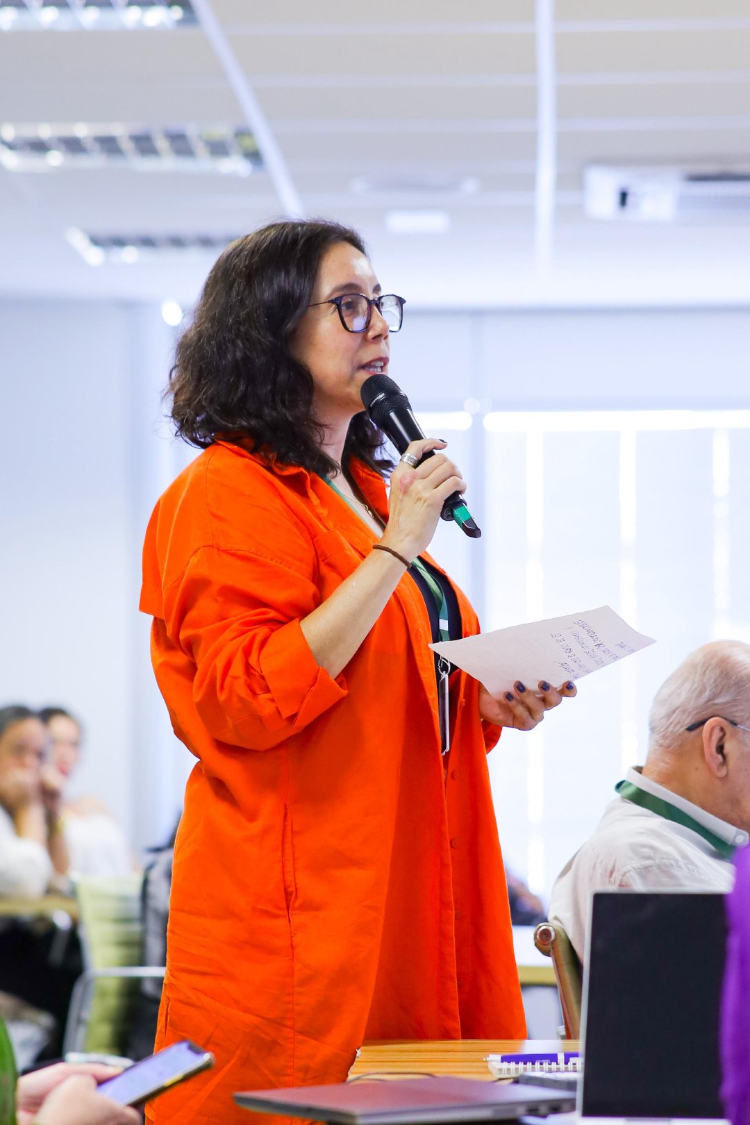 Nasceu em Brasília a Academia de Cuidados que capacitou a primeira turma de gestores, uma iniciativa do MDS, OIT e ENAP Entre os dias 11 e 13 de novembro, nasceu em Brasília (DF) a Academia de Cuidados, uma iniciativa inédita do Ministério do Desenvolvimento e Assistência Social, Família e Combate à Fome (MDS), em parceria com a Organização Internacional do Trabalho (OIT) e a Escola Nacional de Administração Pública (Enap). Mais do que um evento, a Academia simboliza o início de uma nova era para a Política Nacional de Cuidados no Brasil — uma política que reconhece o cuidado como parte essencial do desenvolvimento sustentável, da igualdade de gênero e da justiça social. E para eternizar cada momento dessa transformação, a Agência Carcará foi escolhida para registrar, por meio da fotografia publicitária, as emoções, expressões e histórias da primeira turma de gestores da Academia de Cuidados.