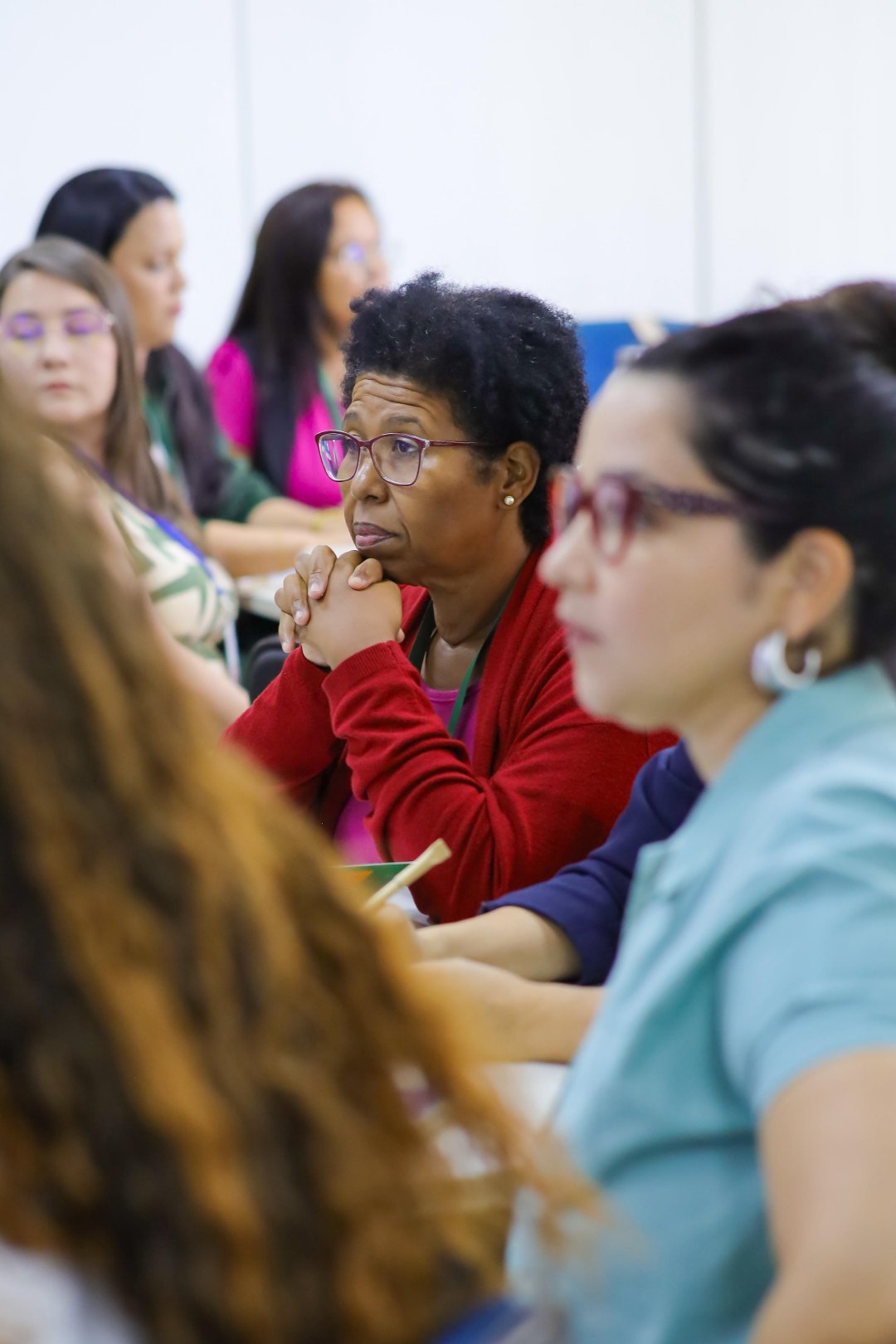 Nasceu em Brasília a Academia de Cuidados que capacitou a primeira turma de gestores, uma iniciativa do MDS, OIT e ENAP Entre os dias 11 e 13 de novembro, nasceu em Brasília (DF) a Academia de Cuidados, uma iniciativa inédita do Ministério do Desenvolvimento e Assistência Social, Família e Combate à Fome (MDS), em parceria com a Organização Internacional do Trabalho (OIT) e a Escola Nacional de Administração Pública (Enap). Mais do que um evento, a Academia simboliza o início de uma nova era para a Política Nacional de Cuidados no Brasil — uma política que reconhece o cuidado como parte essencial do desenvolvimento sustentável, da igualdade de gênero e da justiça social. E para eternizar cada momento dessa transformação, a Agência Carcará foi escolhida para registrar, por meio da fotografia publicitária, as emoções, expressões e histórias da primeira turma de gestores da Academia de Cuidados.