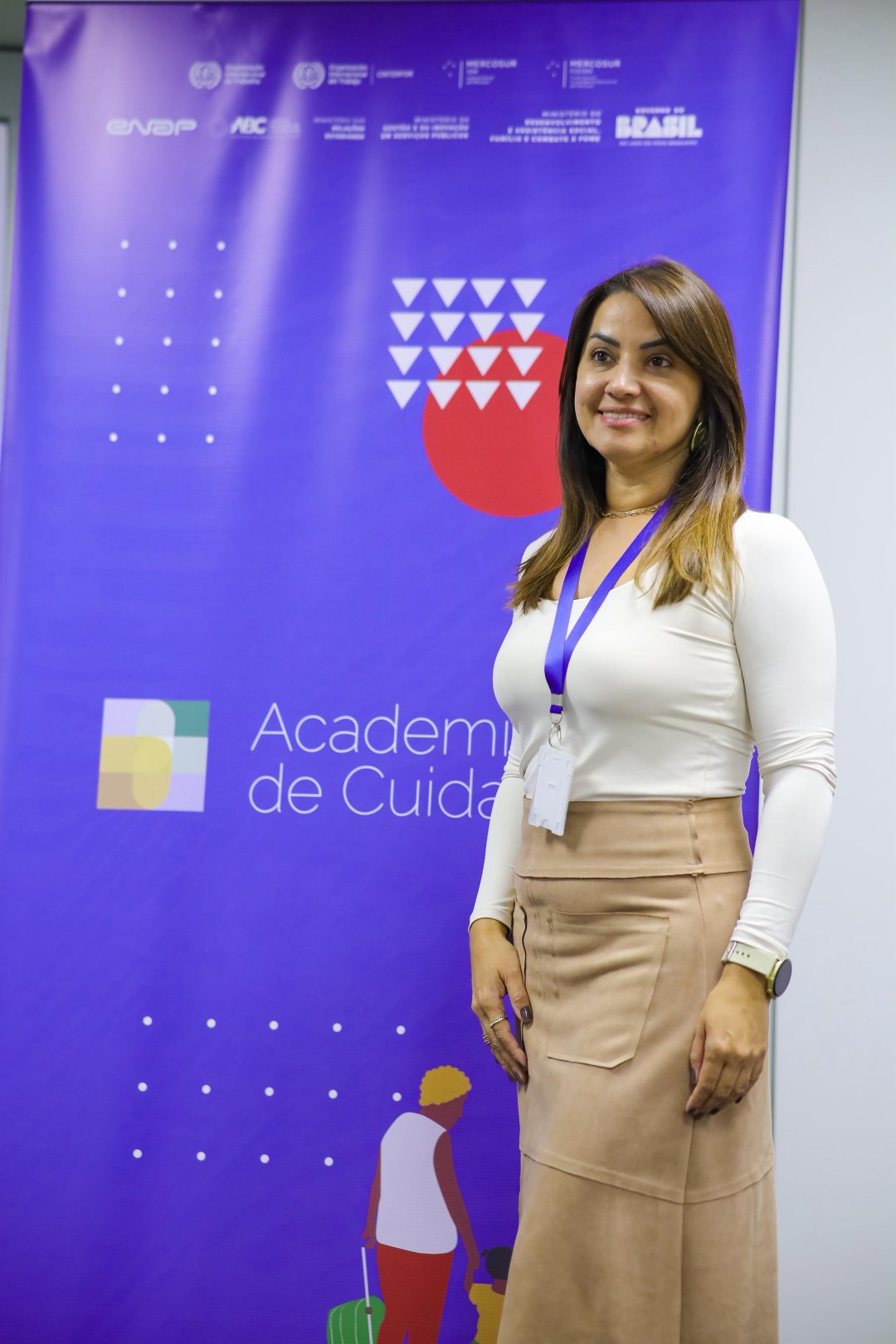 Nasceu em Brasília a Academia de Cuidados que capacitou a primeira turma de gestores, uma iniciativa do MDS, OIT e ENAP Entre os dias 11 e 13 de novembro, nasceu em Brasília (DF) a Academia de Cuidados, uma iniciativa inédita do Ministério do Desenvolvimento e Assistência Social, Família e Combate à Fome (MDS), em parceria com a Organização Internacional do Trabalho (OIT) e a Escola Nacional de Administração Pública (Enap). Mais do que um evento, a Academia simboliza o início de uma nova era para a Política Nacional de Cuidados no Brasil — uma política que reconhece o cuidado como parte essencial do desenvolvimento sustentável, da igualdade de gênero e da justiça social. E para eternizar cada momento dessa transformação, a Agência Carcará foi escolhida para registrar, por meio da fotografia publicitária, as emoções, expressões e histórias da primeira turma de gestores da Academia de Cuidados.
