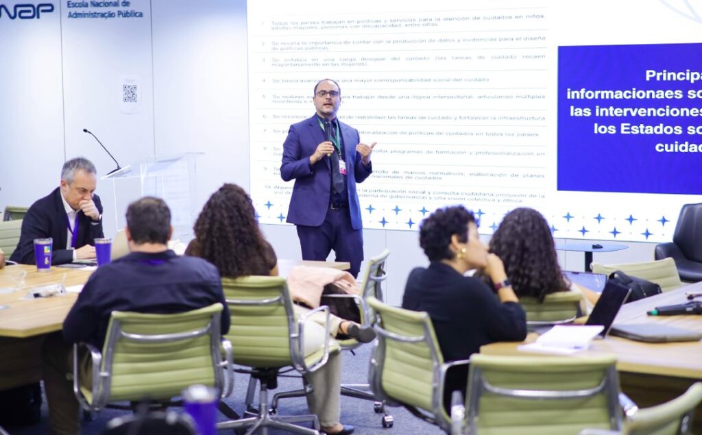 Nasceu em Brasília a Academia de Cuidados que capacitou a primeira turma de gestores, uma iniciativa do MDS, OIT e ENAP Entre os dias 11 e 13 de novembro, nasceu em Brasília (DF) a Academia de Cuidados, uma iniciativa inédita do Ministério do Desenvolvimento e Assistência Social, Família e Combate à Fome (MDS), em parceria com a Organização Internacional do Trabalho (OIT) e a Escola Nacional de Administração Pública (Enap). Mais do que um evento, a Academia simboliza o início de uma nova era para a Política Nacional de Cuidados no Brasil — uma política que reconhece o cuidado como parte essencial do desenvolvimento sustentável, da igualdade de gênero e da justiça social. E para eternizar cada momento dessa transformação, a Agência Carcará foi escolhida para registrar, por meio da fotografia publicitária, as emoções, expressões e histórias da primeira turma de gestores da Academia de Cuidados.