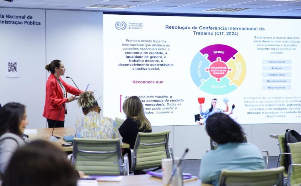 Nasceu em Brasília a Academia de Cuidados que capacitou a primeira turma de gestores, uma iniciativa do MDS, OIT e ENAP Entre os dias 11 e 13 de novembro, nasceu em Brasília (DF) a Academia de Cuidados, uma iniciativa inédita do Ministério do Desenvolvimento e Assistência Social, Família e Combate à Fome (MDS), em parceria com a Organização Internacional do Trabalho (OIT) e a Escola Nacional de Administração Pública (Enap). Mais do que um evento, a Academia simboliza o início de uma nova era para a Política Nacional de Cuidados no Brasil — uma política que reconhece o cuidado como parte essencial do desenvolvimento sustentável, da igualdade de gênero e da justiça social. E para eternizar cada momento dessa transformação, a Agência Carcará foi escolhida para registrar, por meio da fotografia publicitária, as emoções, expressões e histórias da primeira turma de gestores da Academia de Cuidados.