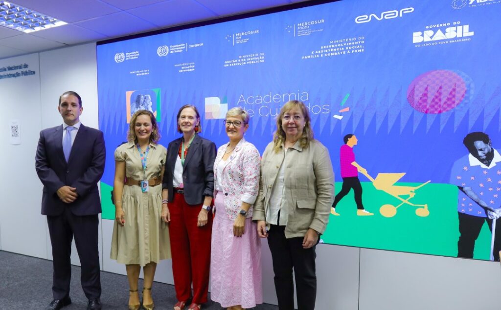 Nasceu em Brasília a Academia de Cuidados que capacitou a primeira turma de gestores, uma iniciativa do MDS, OIT e ENAP Entre os dias 11 e 13 de novembro, nasceu em Brasília (DF) a Academia de Cuidados, uma iniciativa inédita do Ministério do Desenvolvimento e Assistência Social, Família e Combate à Fome (MDS), em parceria com a Organização Internacional do Trabalho (OIT) e a Escola Nacional de Administração Pública (Enap). Mais do que um evento, a Academia simboliza o início de uma nova era para a Política Nacional de Cuidados no Brasil — uma política que reconhece o cuidado como parte essencial do desenvolvimento sustentável, da igualdade de gênero e da justiça social. E para eternizar cada momento dessa transformação, a Agência Carcará foi escolhida para registrar, por meio da fotografia publicitária, as emoções, expressões e histórias da primeira turma de gestores da Academia de Cuidados.