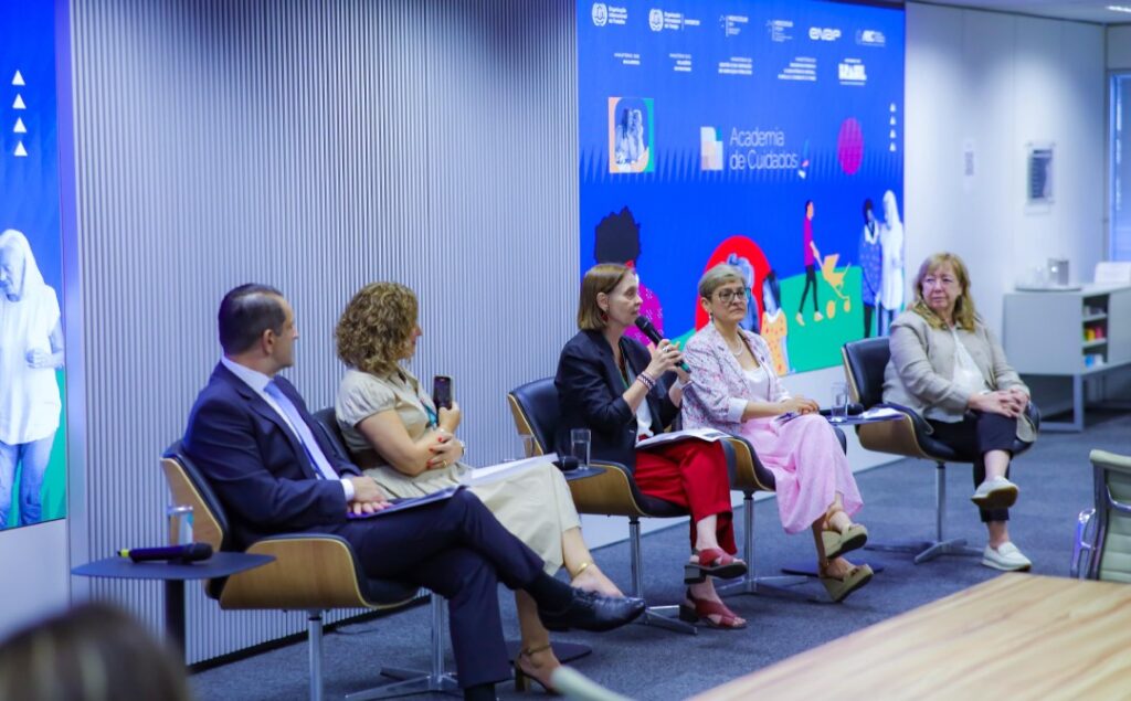 Nasceu em Brasília a Academia de Cuidados que capacitou a primeira turma de gestores, uma iniciativa do MDS, OIT e ENAP Entre os dias 11 e 13 de novembro, nasceu em Brasília (DF) a Academia de Cuidados, uma iniciativa inédita do Ministério do Desenvolvimento e Assistência Social, Família e Combate à Fome (MDS), em parceria com a Organização Internacional do Trabalho (OIT) e a Escola Nacional de Administração Pública (Enap). Mais do que um evento, a Academia simboliza o início de uma nova era para a Política Nacional de Cuidados no Brasil — uma política que reconhece o cuidado como parte essencial do desenvolvimento sustentável, da igualdade de gênero e da justiça social. E para eternizar cada momento dessa transformação, a Agência Carcará foi escolhida para registrar, por meio da fotografia publicitária, as emoções, expressões e histórias da primeira turma de gestores da Academia de Cuidados.