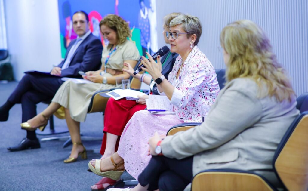 Nasceu em Brasília a Academia de Cuidados que capacitou a primeira turma de gestores, uma iniciativa do MDS, OIT e ENAP Entre os dias 11 e 13 de novembro, nasceu em Brasília (DF) a Academia de Cuidados, uma iniciativa inédita do Ministério do Desenvolvimento e Assistência Social, Família e Combate à Fome (MDS), em parceria com a Organização Internacional do Trabalho (OIT) e a Escola Nacional de Administração Pública (Enap). Mais do que um evento, a Academia simboliza o início de uma nova era para a Política Nacional de Cuidados no Brasil — uma política que reconhece o cuidado como parte essencial do desenvolvimento sustentável, da igualdade de gênero e da justiça social. E para eternizar cada momento dessa transformação, a Agência Carcará foi escolhida para registrar, por meio da fotografia publicitária, as emoções, expressões e histórias da primeira turma de gestores da Academia de Cuidados.