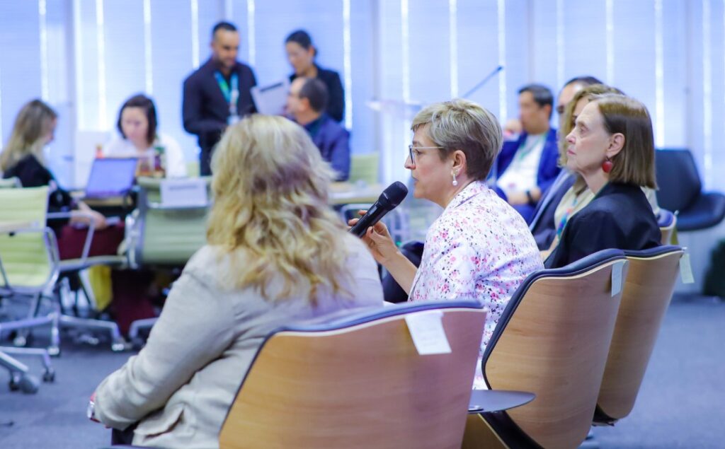 Nasceu em Brasília a Academia de Cuidados que capacitou a primeira turma de gestores, uma iniciativa do MDS, OIT e ENAP Entre os dias 11 e 13 de novembro, nasceu em Brasília (DF) a Academia de Cuidados, uma iniciativa inédita do Ministério do Desenvolvimento e Assistência Social, Família e Combate à Fome (MDS), em parceria com a Organização Internacional do Trabalho (OIT) e a Escola Nacional de Administração Pública (Enap). Mais do que um evento, a Academia simboliza o início de uma nova era para a Política Nacional de Cuidados no Brasil — uma política que reconhece o cuidado como parte essencial do desenvolvimento sustentável, da igualdade de gênero e da justiça social. E para eternizar cada momento dessa transformação, a Agência Carcará foi escolhida para registrar, por meio da fotografia publicitária, as emoções, expressões e histórias da primeira turma de gestores da Academia de Cuidados.