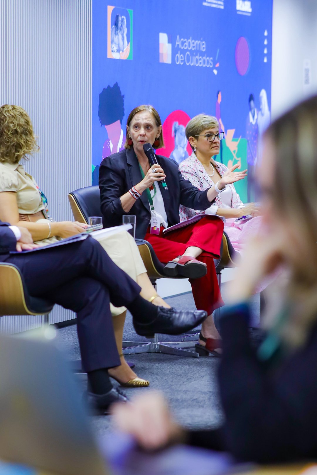 Nasceu em Brasília a Academia de Cuidados que capacitou a primeira turma de gestores, uma iniciativa do MDS, OIT e ENAP Entre os dias 11 e 13 de novembro, nasceu em Brasília (DF) a Academia de Cuidados, uma iniciativa inédita do Ministério do Desenvolvimento e Assistência Social, Família e Combate à Fome (MDS), em parceria com a Organização Internacional do Trabalho (OIT) e a Escola Nacional de Administração Pública (Enap). Mais do que um evento, a Academia simboliza o início de uma nova era para a Política Nacional de Cuidados no Brasil — uma política que reconhece o cuidado como parte essencial do desenvolvimento sustentável, da igualdade de gênero e da justiça social. E para eternizar cada momento dessa transformação, a Agência Carcará foi escolhida para registrar, por meio da fotografia publicitária, as emoções, expressões e histórias da primeira turma de gestores da Academia de Cuidados.