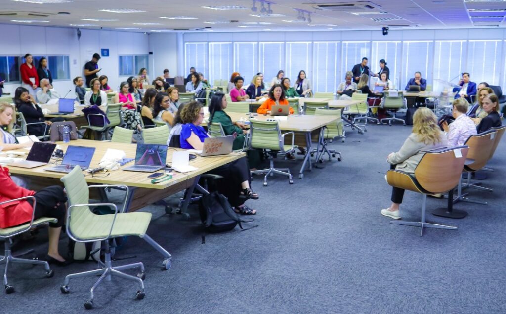 Nasceu em Brasília a Academia de Cuidados que capacitou a primeira turma de gestores, uma iniciativa do MDS, OIT e ENAP Entre os dias 11 e 13 de novembro, nasceu em Brasília (DF) a Academia de Cuidados, uma iniciativa inédita do Ministério do Desenvolvimento e Assistência Social, Família e Combate à Fome (MDS), em parceria com a Organização Internacional do Trabalho (OIT) e a Escola Nacional de Administração Pública (Enap). Mais do que um evento, a Academia simboliza o início de uma nova era para a Política Nacional de Cuidados no Brasil — uma política que reconhece o cuidado como parte essencial do desenvolvimento sustentável, da igualdade de gênero e da justiça social. E para eternizar cada momento dessa transformação, a Agência Carcará foi escolhida para registrar, por meio da fotografia publicitária, as emoções, expressões e histórias da primeira turma de gestores da Academia de Cuidados.