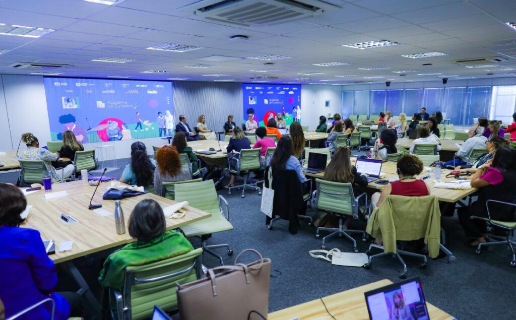 Nasceu em Brasília a Academia de Cuidados que capacitou a primeira turma de gestores, uma iniciativa do MDS, OIT e ENAP Entre os dias 11 e 13 de novembro, nasceu em Brasília (DF) a Academia de Cuidados, uma iniciativa inédita do Ministério do Desenvolvimento e Assistência Social, Família e Combate à Fome (MDS), em parceria com a Organização Internacional do Trabalho (OIT) e a Escola Nacional de Administração Pública (Enap). Mais do que um evento, a Academia simboliza o início de uma nova era para a Política Nacional de Cuidados no Brasil — uma política que reconhece o cuidado como parte essencial do desenvolvimento sustentável, da igualdade de gênero e da justiça social. E para eternizar cada momento dessa transformação, a Agência Carcará foi escolhida para registrar, por meio da fotografia publicitária, as emoções, expressões e histórias da primeira turma de gestores da Academia de Cuidados.