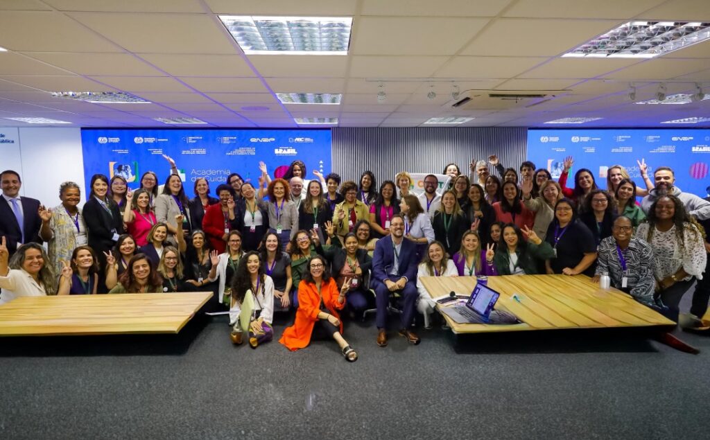 Nasceu em Brasília a Academia de Cuidados que capacitou a primeira turma de gestores, uma iniciativa do MDS, OIT e ENAP Entre os dias 11 e 13 de novembro, nasceu em Brasília (DF) a Academia de Cuidados, uma iniciativa inédita do Ministério do Desenvolvimento e Assistência Social, Família e Combate à Fome (MDS), em parceria com a Organização Internacional do Trabalho (OIT) e a Escola Nacional de Administração Pública (Enap). Mais do que um evento, a Academia simboliza o início de uma nova era para a Política Nacional de Cuidados no Brasil — uma política que reconhece o cuidado como parte essencial do desenvolvimento sustentável, da igualdade de gênero e da justiça social. E para eternizar cada momento dessa transformação, a Agência Carcará foi escolhida para registrar, por meio da fotografia publicitária, as emoções, expressões e histórias da primeira turma de gestores da Academia de Cuidados.