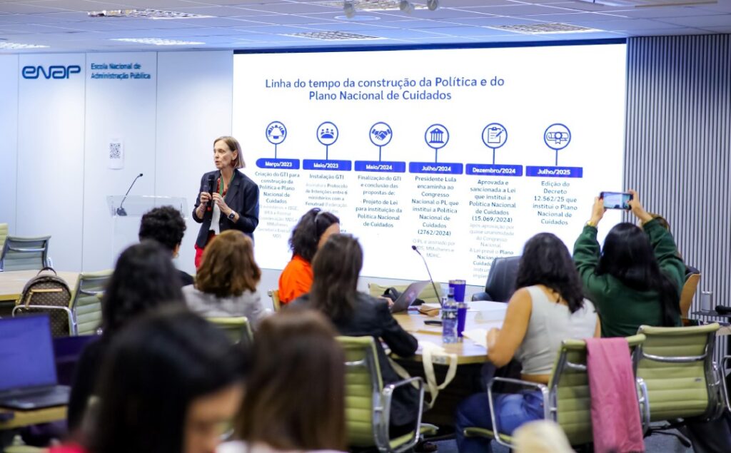 Nasceu em Brasília a Academia de Cuidados que capacitou a primeira turma de gestores, uma iniciativa do MDS, OIT e ENAP Entre os dias 11 e 13 de novembro, nasceu em Brasília (DF) a Academia de Cuidados, uma iniciativa inédita do Ministério do Desenvolvimento e Assistência Social, Família e Combate à Fome (MDS), em parceria com a Organização Internacional do Trabalho (OIT) e a Escola Nacional de Administração Pública (Enap). Mais do que um evento, a Academia simboliza o início de uma nova era para a Política Nacional de Cuidados no Brasil — uma política que reconhece o cuidado como parte essencial do desenvolvimento sustentável, da igualdade de gênero e da justiça social. E para eternizar cada momento dessa transformação, a Agência Carcará foi escolhida para registrar, por meio da fotografia publicitária, as emoções, expressões e histórias da primeira turma de gestores da Academia de Cuidados.
