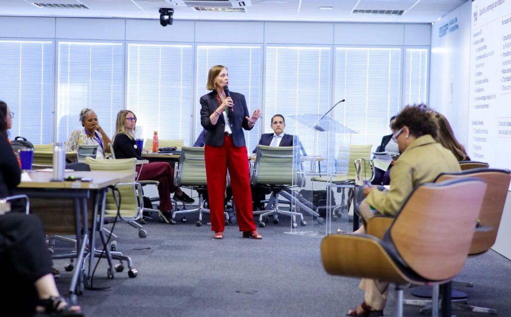 Nasceu em Brasília a Academia de Cuidados que capacitou a primeira turma de gestores, uma iniciativa do MDS, OIT e ENAP Entre os dias 11 e 13 de novembro, nasceu em Brasília (DF) a Academia de Cuidados, uma iniciativa inédita do Ministério do Desenvolvimento e Assistência Social, Família e Combate à Fome (MDS), em parceria com a Organização Internacional do Trabalho (OIT) e a Escola Nacional de Administração Pública (Enap). Mais do que um evento, a Academia simboliza o início de uma nova era para a Política Nacional de Cuidados no Brasil — uma política que reconhece o cuidado como parte essencial do desenvolvimento sustentável, da igualdade de gênero e da justiça social. E para eternizar cada momento dessa transformação, a Agência Carcará foi escolhida para registrar, por meio da fotografia publicitária, as emoções, expressões e histórias da primeira turma de gestores da Academia de Cuidados.