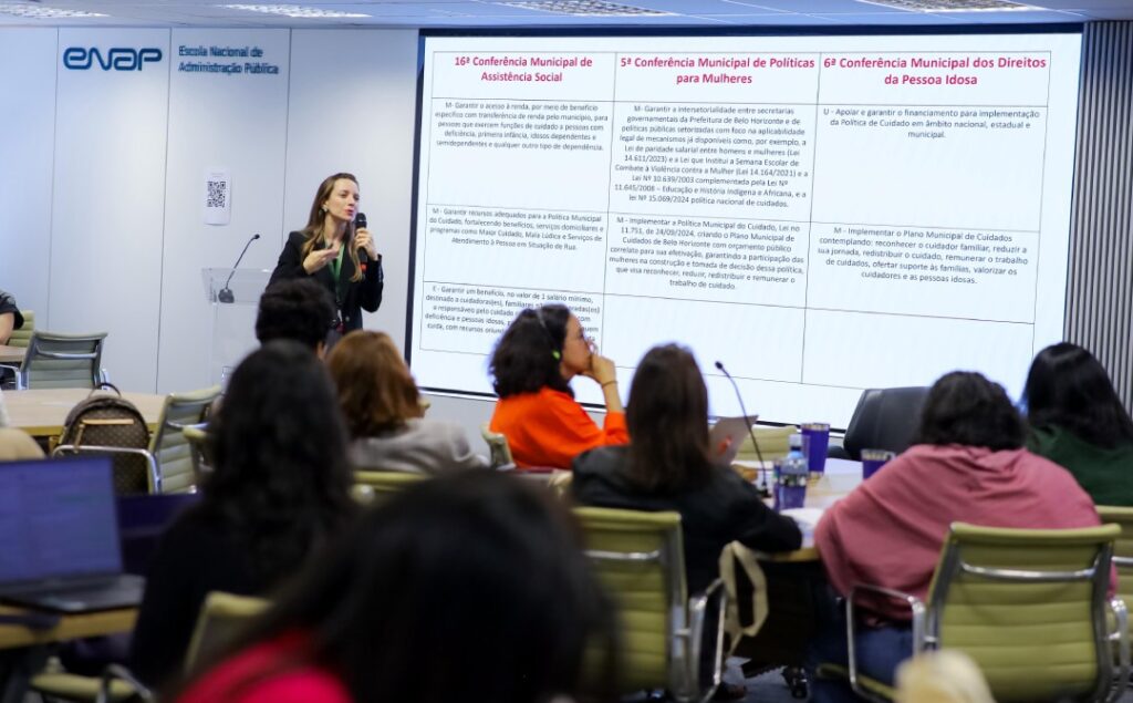 Nasceu em Brasília a Academia de Cuidados que capacitou a primeira turma de gestores, uma iniciativa do MDS, OIT e ENAP Entre os dias 11 e 13 de novembro, nasceu em Brasília (DF) a Academia de Cuidados, uma iniciativa inédita do Ministério do Desenvolvimento e Assistência Social, Família e Combate à Fome (MDS), em parceria com a Organização Internacional do Trabalho (OIT) e a Escola Nacional de Administração Pública (Enap). Mais do que um evento, a Academia simboliza o início de uma nova era para a Política Nacional de Cuidados no Brasil — uma política que reconhece o cuidado como parte essencial do desenvolvimento sustentável, da igualdade de gênero e da justiça social. E para eternizar cada momento dessa transformação, a Agência Carcará foi escolhida para registrar, por meio da fotografia publicitária, as emoções, expressões e histórias da primeira turma de gestores da Academia de Cuidados.