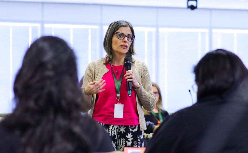 Nasceu em Brasília a Academia de Cuidados que capacitou a primeira turma de gestores, uma iniciativa do MDS, OIT e ENAP Entre os dias 11 e 13 de novembro, nasceu em Brasília (DF) a Academia de Cuidados, uma iniciativa inédita do Ministério do Desenvolvimento e Assistência Social, Família e Combate à Fome (MDS), em parceria com a Organização Internacional do Trabalho (OIT) e a Escola Nacional de Administração Pública (Enap). Mais do que um evento, a Academia simboliza o início de uma nova era para a Política Nacional de Cuidados no Brasil — uma política que reconhece o cuidado como parte essencial do desenvolvimento sustentável, da igualdade de gênero e da justiça social. E para eternizar cada momento dessa transformação, a Agência Carcará foi escolhida para registrar, por meio da fotografia publicitária, as emoções, expressões e histórias da primeira turma de gestores da Academia de Cuidados.