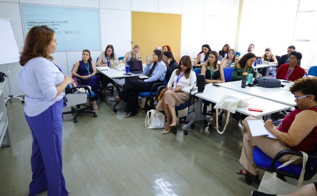 Nasceu em Brasília a Academia de Cuidados que capacitou a primeira turma de gestores, uma iniciativa do MDS, OIT e ENAP Entre os dias 11 e 13 de novembro, nasceu em Brasília (DF) a Academia de Cuidados, uma iniciativa inédita do Ministério do Desenvolvimento e Assistência Social, Família e Combate à Fome (MDS), em parceria com a Organização Internacional do Trabalho (OIT) e a Escola Nacional de Administração Pública (Enap). Mais do que um evento, a Academia simboliza o início de uma nova era para a Política Nacional de Cuidados no Brasil — uma política que reconhece o cuidado como parte essencial do desenvolvimento sustentável, da igualdade de gênero e da justiça social. E para eternizar cada momento dessa transformação, a Agência Carcará foi escolhida para registrar, por meio da fotografia publicitária, as emoções, expressões e histórias da primeira turma de gestores da Academia de Cuidados.