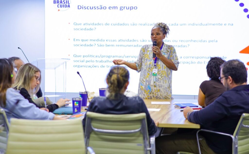 Nasceu em Brasília a Academia de Cuidados que capacitou a primeira turma de gestores, uma iniciativa do MDS, OIT e ENAP Entre os dias 11 e 13 de novembro, nasceu em Brasília (DF) a Academia de Cuidados, uma iniciativa inédita do Ministério do Desenvolvimento e Assistência Social, Família e Combate à Fome (MDS), em parceria com a Organização Internacional do Trabalho (OIT) e a Escola Nacional de Administração Pública (Enap). Mais do que um evento, a Academia simboliza o início de uma nova era para a Política Nacional de Cuidados no Brasil — uma política que reconhece o cuidado como parte essencial do desenvolvimento sustentável, da igualdade de gênero e da justiça social. E para eternizar cada momento dessa transformação, a Agência Carcará foi escolhida para registrar, por meio da fotografia publicitária, as emoções, expressões e histórias da primeira turma de gestores da Academia de Cuidados.