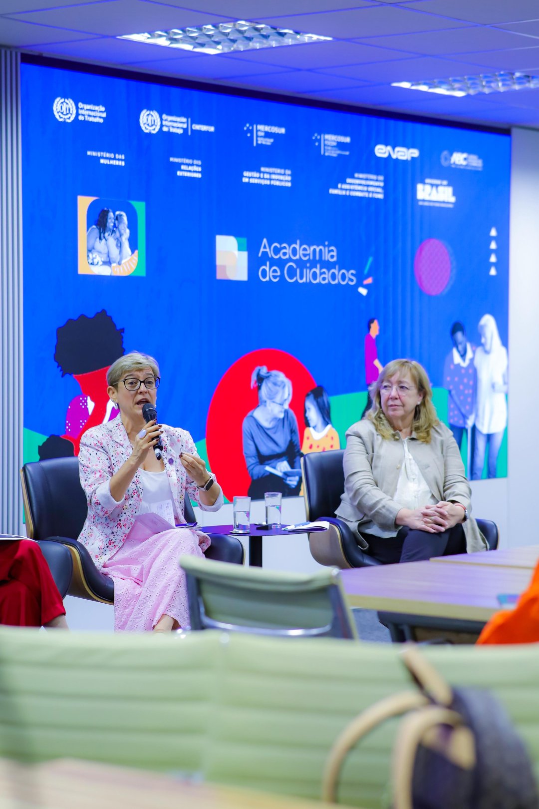 Nasceu em Brasília a Academia de Cuidados que capacitou a primeira turma de gestores, uma iniciativa do MDS, OIT e ENAP Entre os dias 11 e 13 de novembro, nasceu em Brasília (DF) a Academia de Cuidados, uma iniciativa inédita do Ministério do Desenvolvimento e Assistência Social, Família e Combate à Fome (MDS), em parceria com a Organização Internacional do Trabalho (OIT) e a Escola Nacional de Administração Pública (Enap). Mais do que um evento, a Academia simboliza o início de uma nova era para a Política Nacional de Cuidados no Brasil — uma política que reconhece o cuidado como parte essencial do desenvolvimento sustentável, da igualdade de gênero e da justiça social. E para eternizar cada momento dessa transformação, a Agência Carcará foi escolhida para registrar, por meio da fotografia publicitária, as emoções, expressões e histórias da primeira turma de gestores da Academia de Cuidados.