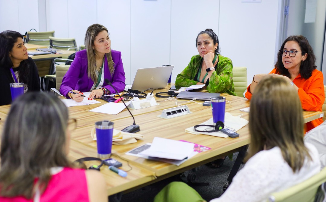 Nasceu em Brasília a Academia de Cuidados que capacitou a primeira turma de gestores, uma iniciativa do MDS, OIT e ENAP Entre os dias 11 e 13 de novembro, nasceu em Brasília (DF) a Academia de Cuidados, uma iniciativa inédita do Ministério do Desenvolvimento e Assistência Social, Família e Combate à Fome (MDS), em parceria com a Organização Internacional do Trabalho (OIT) e a Escola Nacional de Administração Pública (Enap). Mais do que um evento, a Academia simboliza o início de uma nova era para a Política Nacional de Cuidados no Brasil — uma política que reconhece o cuidado como parte essencial do desenvolvimento sustentável, da igualdade de gênero e da justiça social. E para eternizar cada momento dessa transformação, a Agência Carcará foi escolhida para registrar, por meio da fotografia publicitária, as emoções, expressões e histórias da primeira turma de gestores da Academia de Cuidados.