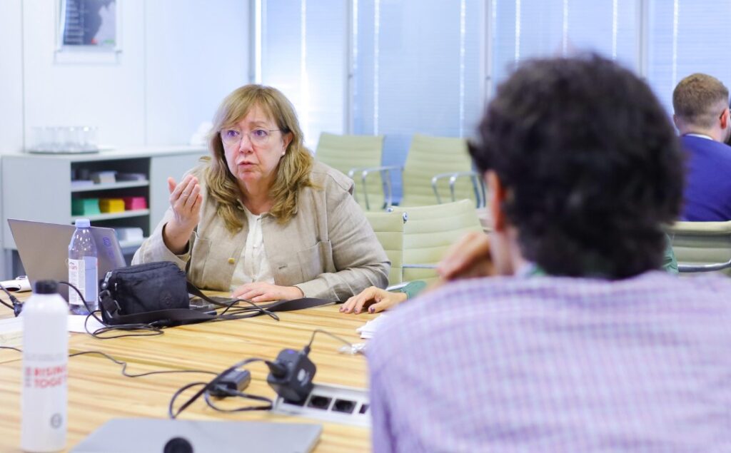 Nasceu em Brasília a Academia de Cuidados que capacitou a primeira turma de gestores, uma iniciativa do MDS, OIT e ENAP Entre os dias 11 e 13 de novembro, nasceu em Brasília (DF) a Academia de Cuidados, uma iniciativa inédita do Ministério do Desenvolvimento e Assistência Social, Família e Combate à Fome (MDS), em parceria com a Organização Internacional do Trabalho (OIT) e a Escola Nacional de Administração Pública (Enap). Mais do que um evento, a Academia simboliza o início de uma nova era para a Política Nacional de Cuidados no Brasil — uma política que reconhece o cuidado como parte essencial do desenvolvimento sustentável, da igualdade de gênero e da justiça social. E para eternizar cada momento dessa transformação, a Agência Carcará foi escolhida para registrar, por meio da fotografia publicitária, as emoções, expressões e histórias da primeira turma de gestores da Academia de Cuidados.