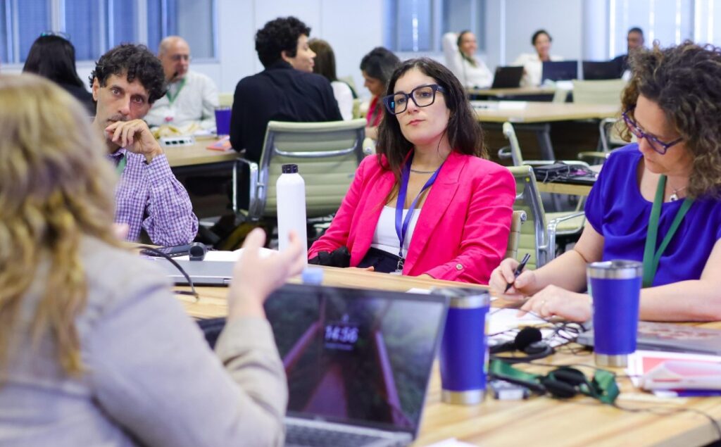 Nasceu em Brasília a Academia de Cuidados que capacitou a primeira turma de gestores, uma iniciativa do MDS, OIT e ENAP Entre os dias 11 e 13 de novembro, nasceu em Brasília (DF) a Academia de Cuidados, uma iniciativa inédita do Ministério do Desenvolvimento e Assistência Social, Família e Combate à Fome (MDS), em parceria com a Organização Internacional do Trabalho (OIT) e a Escola Nacional de Administração Pública (Enap). Mais do que um evento, a Academia simboliza o início de uma nova era para a Política Nacional de Cuidados no Brasil — uma política que reconhece o cuidado como parte essencial do desenvolvimento sustentável, da igualdade de gênero e da justiça social. E para eternizar cada momento dessa transformação, a Agência Carcará foi escolhida para registrar, por meio da fotografia publicitária, as emoções, expressões e histórias da primeira turma de gestores da Academia de Cuidados.