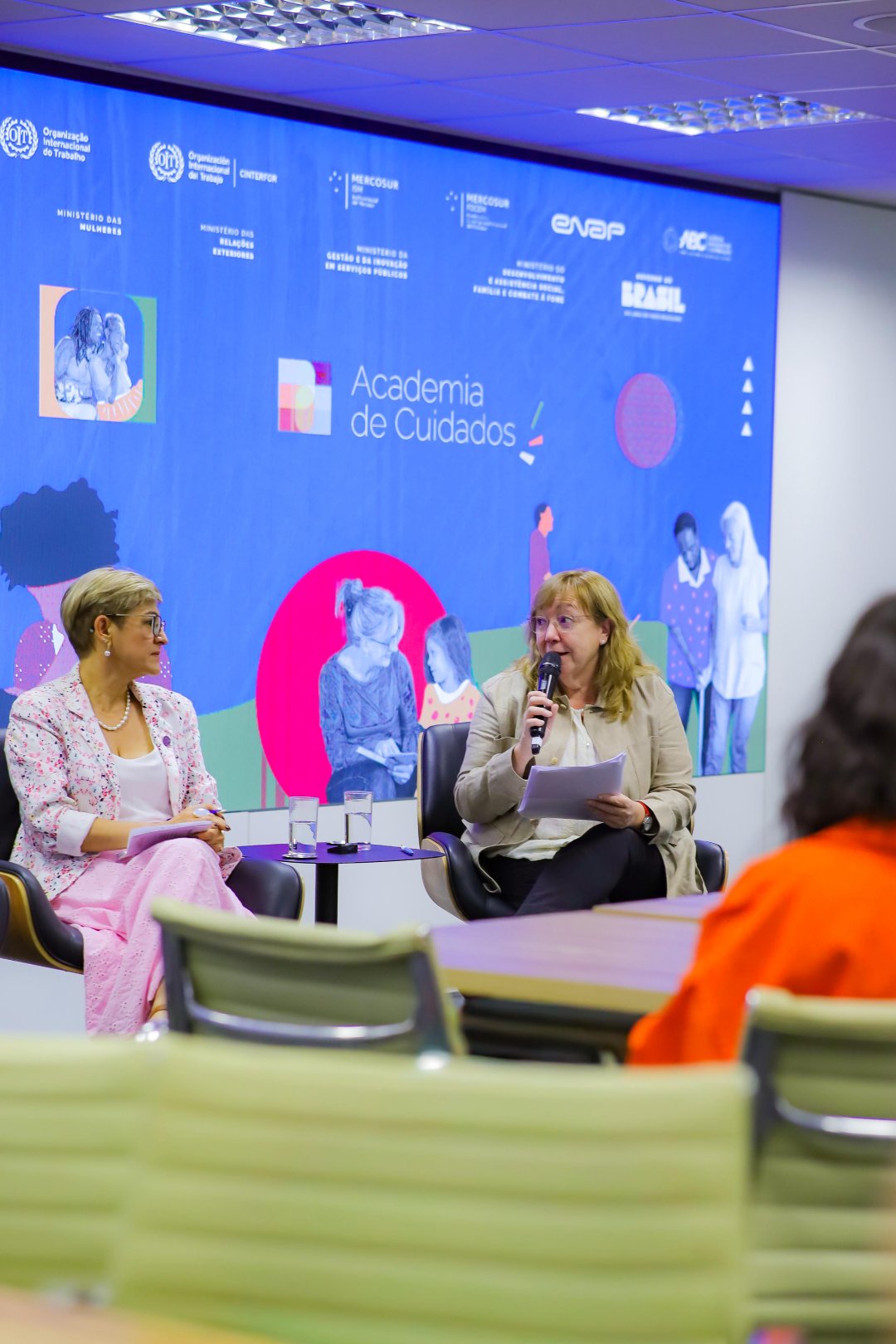 Nasceu em Brasília a Academia de Cuidados que capacitou a primeira turma de gestores, uma iniciativa do MDS, OIT e ENAP Entre os dias 11 e 13 de novembro, nasceu em Brasília (DF) a Academia de Cuidados, uma iniciativa inédita do Ministério do Desenvolvimento e Assistência Social, Família e Combate à Fome (MDS), em parceria com a Organização Internacional do Trabalho (OIT) e a Escola Nacional de Administração Pública (Enap). Mais do que um evento, a Academia simboliza o início de uma nova era para a Política Nacional de Cuidados no Brasil — uma política que reconhece o cuidado como parte essencial do desenvolvimento sustentável, da igualdade de gênero e da justiça social. E para eternizar cada momento dessa transformação, a Agência Carcará foi escolhida para registrar, por meio da fotografia publicitária, as emoções, expressões e histórias da primeira turma de gestores da Academia de Cuidados.