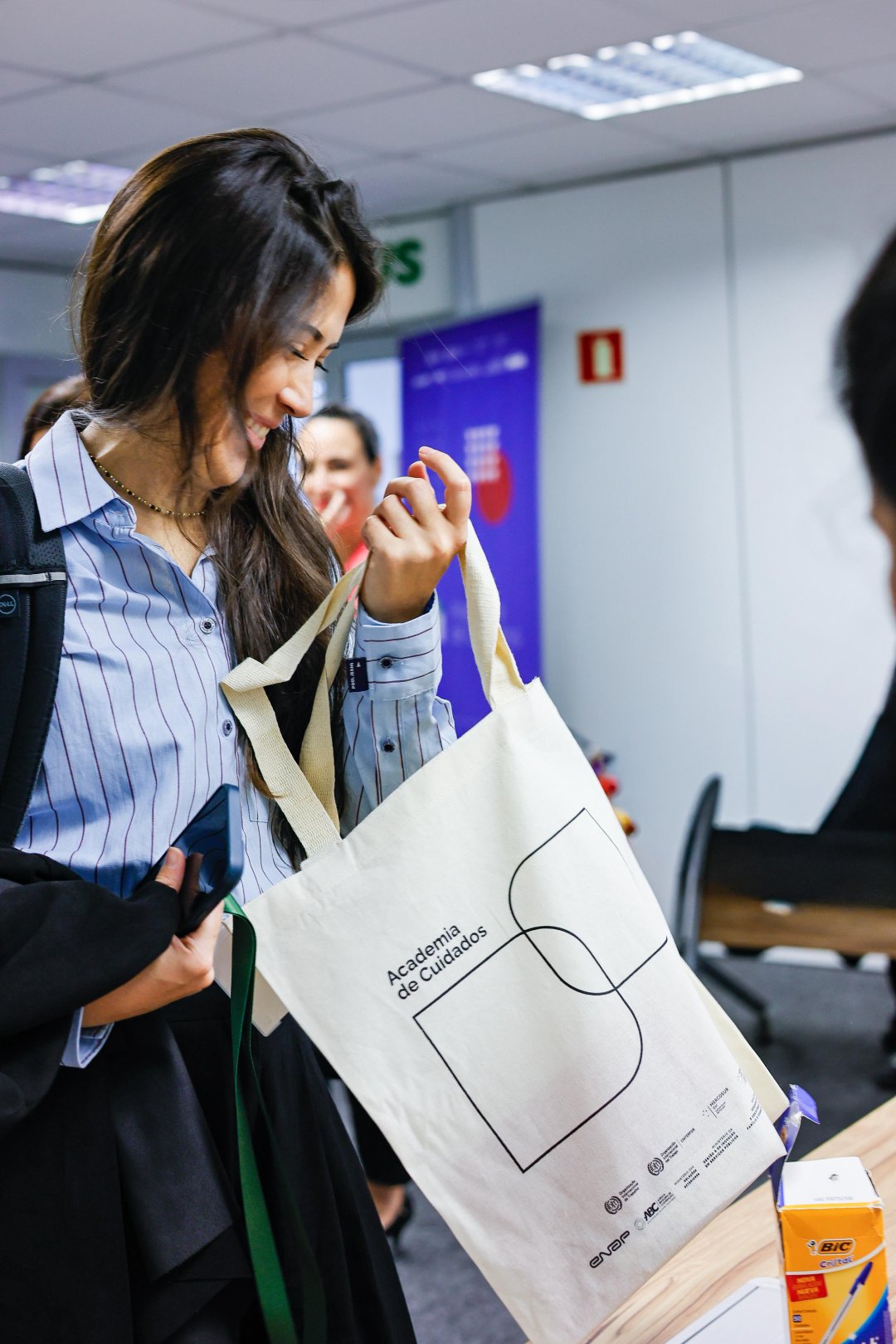 Nasceu em Brasília a Academia de Cuidados que capacitou a primeira turma de gestores, uma iniciativa do MDS, OIT e ENAP Entre os dias 11 e 13 de novembro, nasceu em Brasília (DF) a Academia de Cuidados, uma iniciativa inédita do Ministério do Desenvolvimento e Assistência Social, Família e Combate à Fome (MDS), em parceria com a Organização Internacional do Trabalho (OIT) e a Escola Nacional de Administração Pública (Enap). Mais do que um evento, a Academia simboliza o início de uma nova era para a Política Nacional de Cuidados no Brasil — uma política que reconhece o cuidado como parte essencial do desenvolvimento sustentável, da igualdade de gênero e da justiça social. E para eternizar cada momento dessa transformação, a Agência Carcará foi escolhida para registrar, por meio da fotografia publicitária, as emoções, expressões e histórias da primeira turma de gestores da Academia de Cuidados.